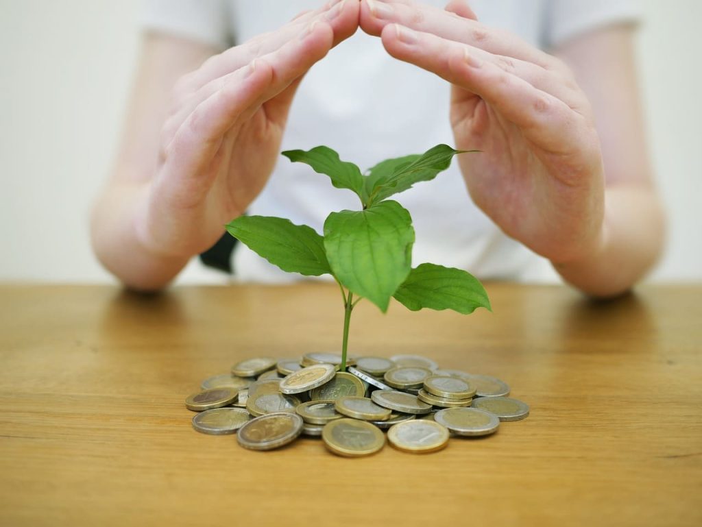 Persona haciendo un reto de ahorro