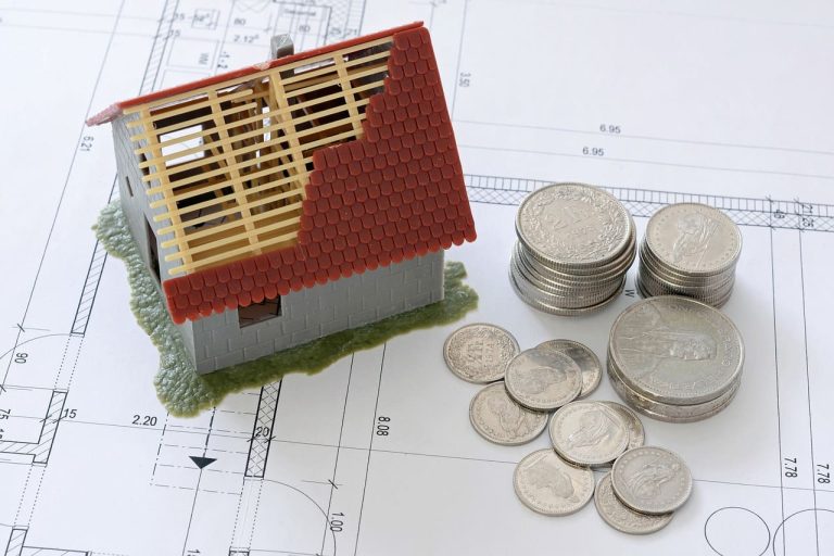 Imagen de ahorros y una casa de juguete