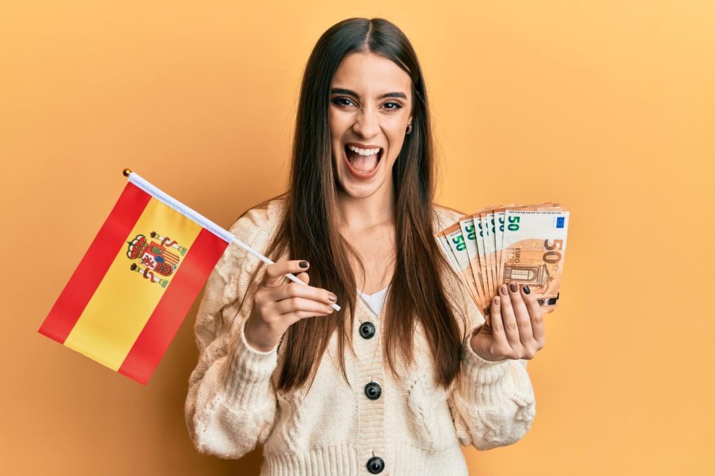 Mujer que invierte en bonos del estado en España. Tiene billetes en la mano