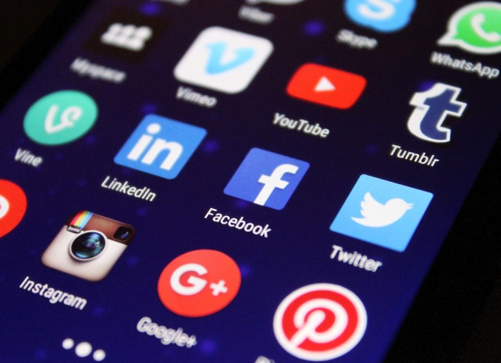 Móvil con redes sociales en las que hacer networking