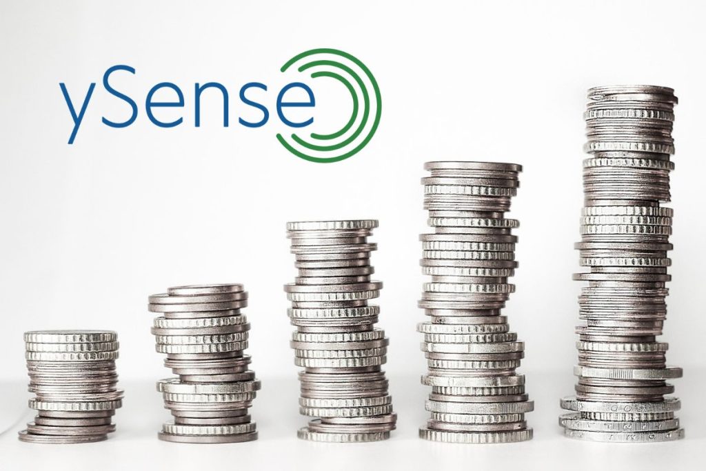Imagen con pilas de centavos y logo de ySense